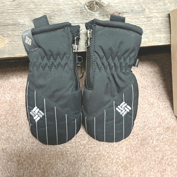 Infant Columbia mittens - Picture 2 of 2